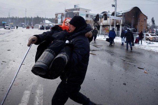 Ukraina tsivilistid põgenemas sõjategevuse eest Irpini linnas Kiievi lähedal, 8. märts. REUTERS/Thomas Peter - pics/2022/03/59062_001_t.jpg
