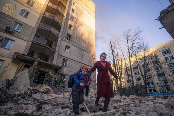 Naine lapsega evakueerub Vene pommide tõttu vigatusi saanud korterimajast Kiievis. Foto: Ukraina hädaolukorra teenistus, 16. märts, 2022 - pics/2022/03/59080_001_t.jpg