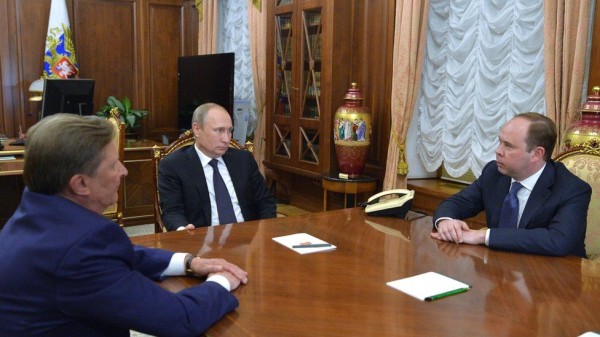 Anton Vaino (right) replaced Sergei Ivanov (left), an old KGB colleague of Vladimir Putin as his Chief of Staff in 2016 - pics/2022/03/59089_001_t.jpg