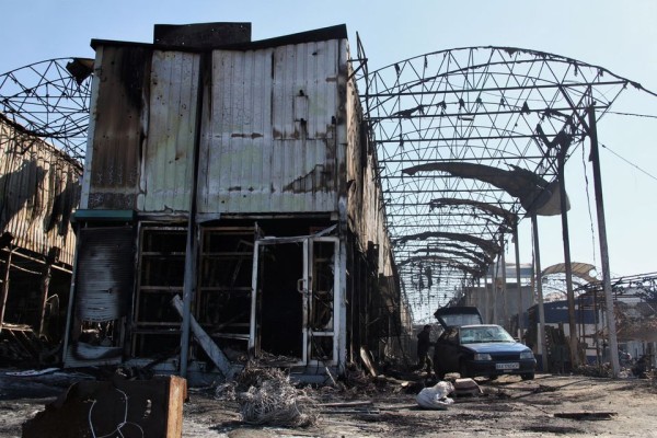 Barabashovo turg pärast pommitamise poolt põhjustatud tulekahjut, Harkiv, Ukraina, 19. märts, 2022. REUTERS/Oleksandr Lapshyn - pics/2022/03/59092_001_t.jpg
