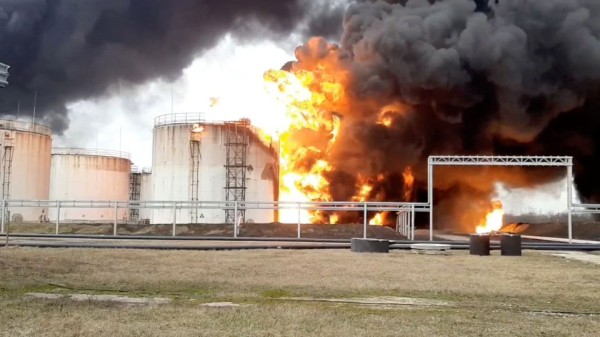 Naftatehase kustutamine Belgorodis, Venemaal, pärast väidetavat Ukraina kopterirünnakut. Aprill 1, 2022. Venemaa Päästeamet. - pics/2022/04/59128_001_t.jpg