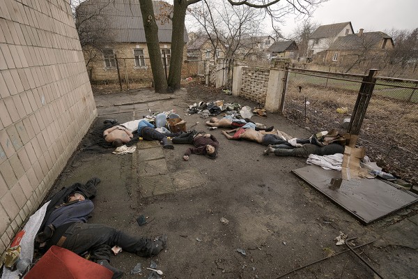 Lifeless bodies of men, some with their hands tied behind their backs lie on the ground in Bucha, Ukraine, Sunday, April 3, 2022. Associated Press journalists in Bucha, a small city northwest of Kyiv, saw the bodies of at least nine people in civilian clothes who appeared to have been killed at close range. At least two had their hands tied behind their backs. (AP Photo/Vadim Ghirda) - pics/2022/04/59136_002_t.jpg