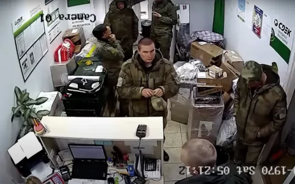Russian soldiers in post office. Source: Twitter/Yana Morozova - pics/2022/04/59140_001_t.webp