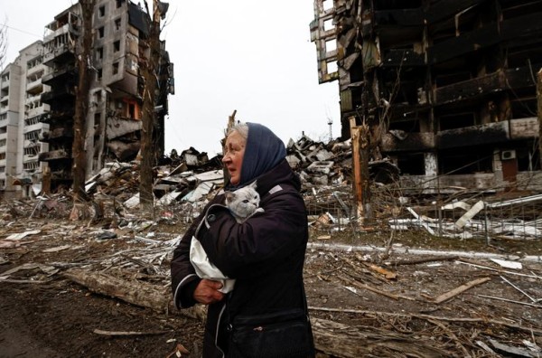 Naine oma kassiga Vene sõjaväe poolt purustatud Borodyanka linnas, Ukrainas, 5. aprill REUTERS/Zohra Bensemra - pics/2022/04/59150_001_t.jpg
