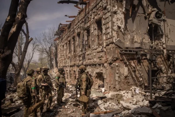 Ukraina sõdurid purustatud Kharkivi kaubamaja juures laupäeval, 16. aprillil. Foto: Chris McGrath / Getty Images - pics/2022/04/59169_001_t.webp