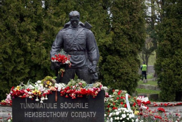 Mitmete 9. mai meeleavalduste keskpunktiks olev pronkssõdur Tallinnas. Foto: DIMITAR DILKOFF/AFP - pics/2022/04/59174_001_t.jpg