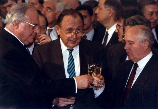 Kohl, Genscher and Gorbachev in 1990 Foto: STAFF / REUTERS - pics/2022/05/59221_001_t.jpg