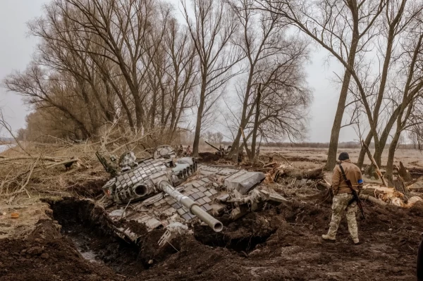 A Russian tank stuck in the mud in Zavorychi, outside the Ukrainian capital of Kyiv, in early April.Credit...Daniel Berehulak for The New York Times - pics/2022/05/59222_001_t.webp