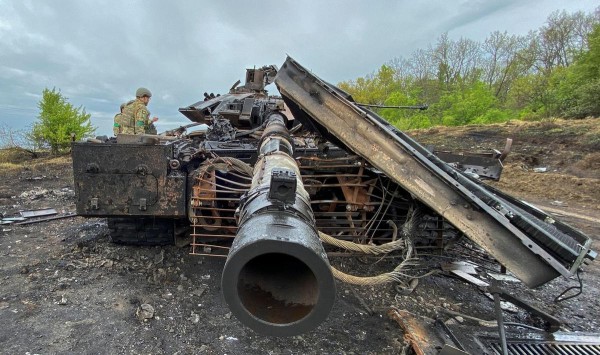 Harkivi läheduses purustatud tank. Foto: Reuters - pics/2022/05/59239_001_t.jpg