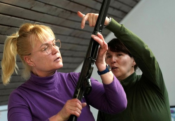 Members of Estonian women's voluntary defence organization look on AK4 gun during their training in Padise, Estonia March 20, 2022. REUTERS/Ints Kalnins - pics/2022/05/59262_001_t.jpg