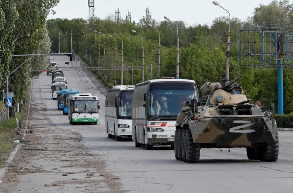 Bussid Azovstalis allaandnud Ukraina sõjaväelastega. 17. mai, 2022. REUTERS/Alexander Ermochenko - pics/2022/05/59266_001_t.jpg