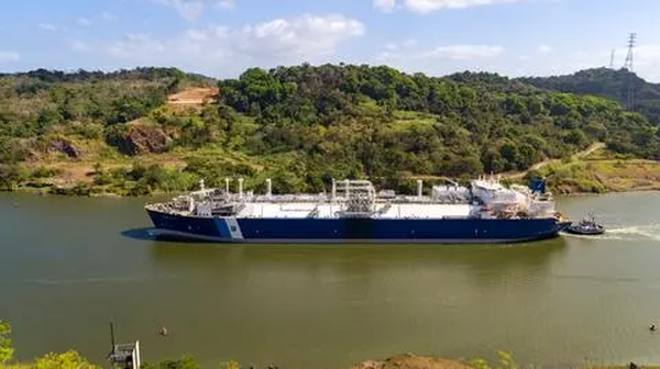 Excelerate Energy's FSRU Exemplar navigates the Panama Canal in July 2021 (Photo: Business Wire) - pics/2022/05/59269_001.webp