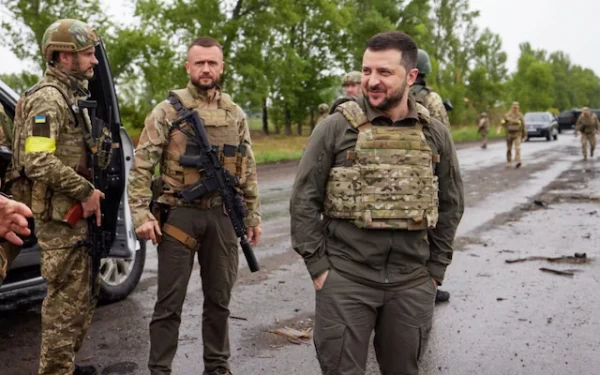Zelenskyy külastas pühapäeval Ukraina väeosi Harkivi lähedal - pics/2022/05/59298_001.webp