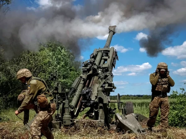Ukrainian soldiers fire a shell from a M777 Howitzer near a frontline in the Donetsk region, June 6, 2022. It's clear that what the Ukrainians really want from the West is more big guns. PHOTO BY STRINGER/REUTERS - pics/2022/06/59329_001_t.webp