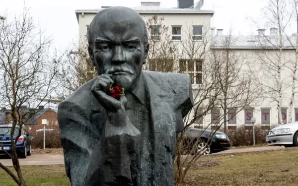 The Lenin statue was presented as a gift to the City of Kotka in 1979. Image: Mikko Savolainen / Yle - pics/2022/06/59341_001_t.webp