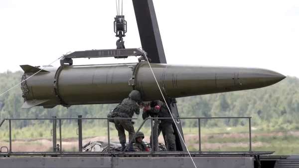 Russian servicemen equip an Iskander tactical missile system at the Army-2015 international military-technical forum in Kubinka, outside Moscow, Russia, June 17, 2015. (File photo: Reuters) - pics/2022/06/59363_001_t.webp