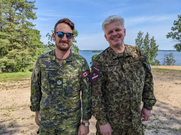 Veiko Spolitis (paremal) Aluksne Läti maaväe koolis CIMIC juhtimiskursusel (õppustel) koos Kanada ja USA liitlastega. - pics/2022/08/59454_002_t.jpg