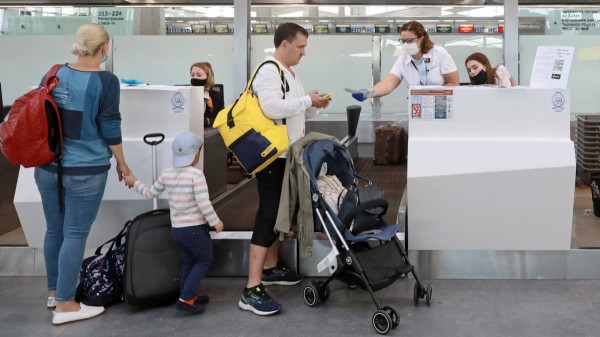 Travellers at airport. Photo: Sergei Konkov / TASS  - pics/2022/08/59469_001_t.jpg
