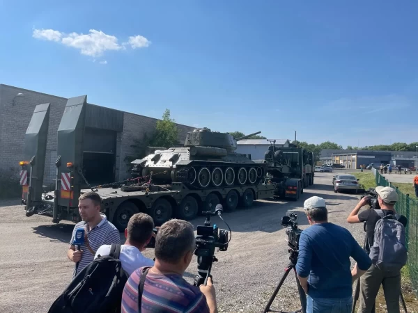 Narva T-34 tank arrives at the Estonian War Museum in Viimsi. (Photo: Siim Lõvi) - pics/2022/08/59486_001_t.webp