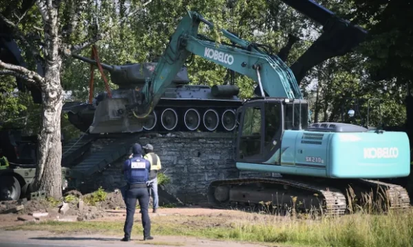 Workers remove a Soviet T-34 tank installed as a monument in Narva, Estonia. Photograph: Sergei Stepanov/AP - pics/2022/08/59486_002_t.webp