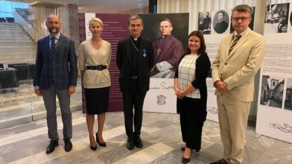 Celia Kuningas-Saagpakk (second from left), Bishop Jourdan (C), Marge Paas, and Foreign Minister Reinsalu (R) - pics/2022/08/59505_001_t.jpg