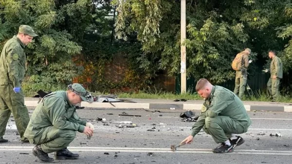 Investigators examine the road at the scene of a car bomb that killed Daria Dugina. Russia’s FSB security services blamed Natalya Vovk, a 43-year-old Ukrainian. Photo: Investigative Committee of Russia - pics/2022/08/59507_001_t.webp