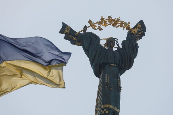 Ukraina lipp lehvib Kiievis Vabadussamba ees 24. augustil 2022. Foto: REUTERS/Valentyn Ogirenko - pics/2022/08/59509_001_t.jpg