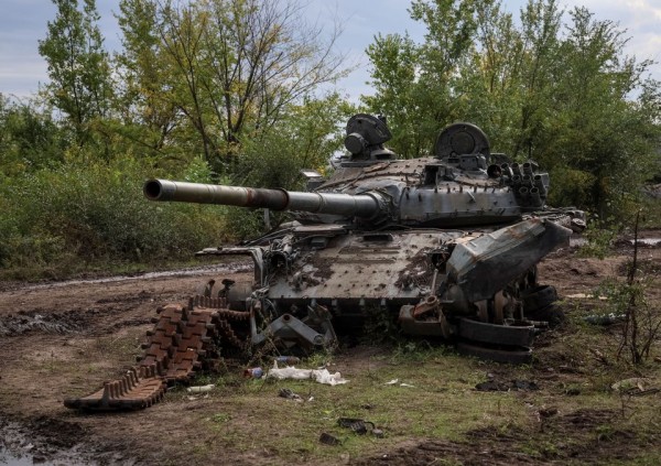 Purustatud Vene tank Izjumi asulas. 20. september, REUTERS/Gleb Garanich - pics/2022/09/59585_001_t.jpg