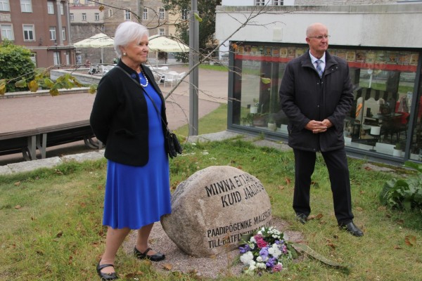 Kristi Allpere ja Aho Rebas pagulusse 1944 põgenemise mälestuskivi juures. Foto: Maarja Lõhmus - pics/2022/09/59614_003_t.jpg