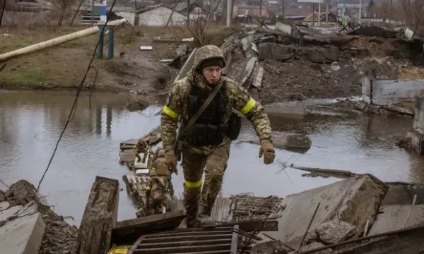 Ukraina sõdur Bahmuti lähedal purustatud silla juures. Foto: Anadolu Agency/Getty Images - pics/2022/12/59829_001_t.webp