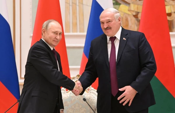 Venemaa president Vladimir Putin surub kätt Valgevene president Alexander Lukašenkoga 19, detsembril, 2022. Sputnik/Pavel Bednyakov/Kremlin - pics/2022/12/59833_001_t.webp
