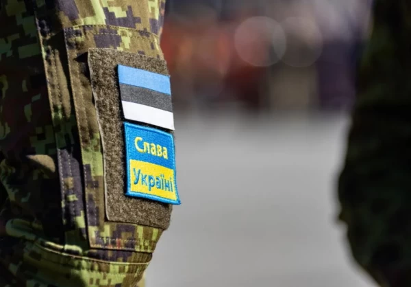 Estonian soldiers from Scout battalion, on the Estonian Veterans day ceremony, wearing patches with Ukrainian flag in support of Ukraine. Photo: Reddit. - pics/2022/12/59839_001_t.webp