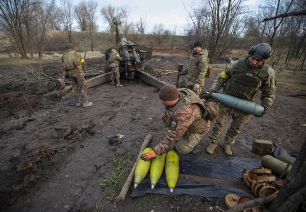 Ukraina kahurvägi valmistub tulistama Donetski lähedal, 1. jaanuar, 2023. Kollased mürsud on ukrainlaste poolt toodetud laskemoon. Foto: REUTERS/Anna Kudriavtseva - pics/2023/01/59869_004_t.jpg