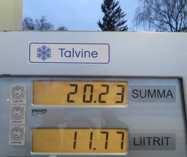 Uue aasta esimesel nädalal sai Tallinna ühes Neste tanklas bensiinivõtul summa uue toreda aastanumbri sarnane! See ei õnnestud sugugi esimesel katsel ehk nõnda kindlalt, nagu saabub kesköötund vana-aasta õhtul. Täppi ehk kümnesse läks number millegipärast alles mitmedal üritamisel. 20.23 € eest sai 11,77 liitrit Futura 95 bensiini, mille ühe liitri hinnaks oli tol päeval Eestis 1,719 eurot. Märtsis ja maikuus ületas bensiini 95 liitri hind kaks eurot. Foto: Riina Kindlam - pics/2023/01/59926_001_t.jpg