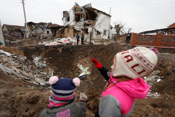 Lapsed Kiievi äärelinna Hlevakha lähedal, 26. jaanuar, 2023. REUTERS/Valentyn Ogirenko - pics/2023/01/59947_002_t.jpg
