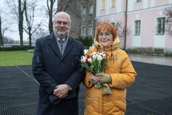 Aasta kirjandusõpetaja Sirje Nootre koos president Alar Karisega. Foto: Raigo Pajula.  - pics/2023/01/59959_001_t.jpg