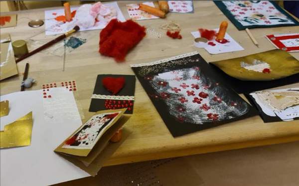 Müncheni kunstitöötoas osalejad said ühtlasi ka jõulukaartide mure murtud. - pics/2023/01/59964_002.jpg