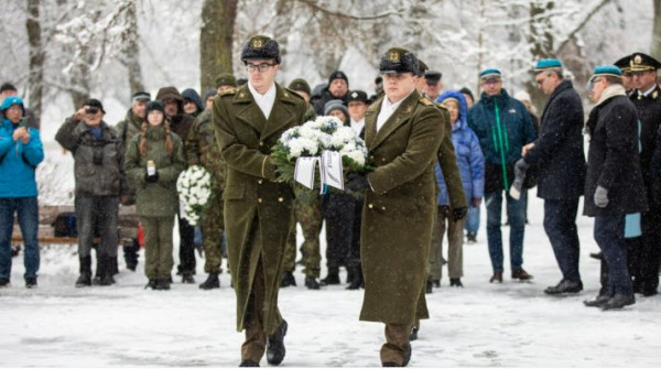 Kaitseväe Akadeemia esindajad asetasid täna Tartus pärja Vabadussõja mälestusmärgile, et tähistada Tartu rahulepingu sõlmimise 103. aastapäeva ning mälestada Vabadussõjas langenuid. Foto: mil.ee - pics/2023/02/59971_001_t.jpg