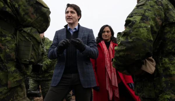 Kanada peaminister Justin Trudeau ja kaitseminsiter Anita Anand vestlevad Kanada sõjaväelastega Lätis, 8. märtsil 2022. (Adrian Wyld/The Canadian Press) - pics/2023/02/59982_001_t.webp