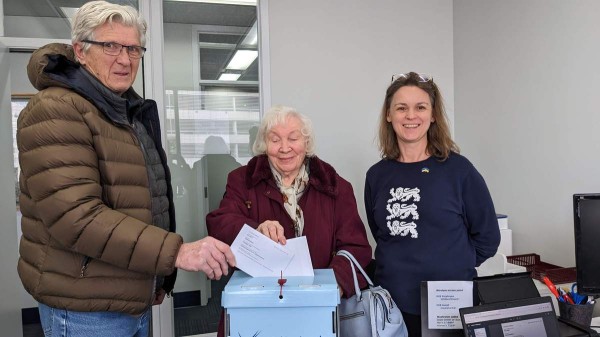 Torontos elavad Eesti kodanikud Toomas Trei ja Selma Sarapuu hääletamas. Paremal konsul Ottawas Anne-Ly Ader - pics/2023/02/60011_003_t.jpg