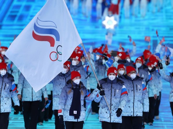 Lipukandjad Olga Fatkulina and Vadim Shipachyov 'Olümpiakomitee meeskonnast' kannavad oma lippu Pekingi 2022 taliolümpia avatseremoonial. Foto: Lintao Zhang/Getty Images - pics/2023/02/60012_001_t.jpg