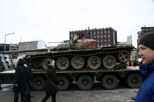 Purustatud Vene tank Vabaduse platsil Tallinnas. Foto: major Ülo Isberg - pics/2023/02/60023_004_t.jpg