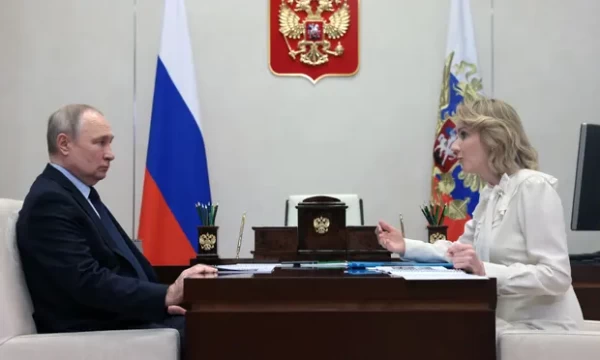 Vladimir Putin laua taga Maria Lvova-Belovaga. Foto: Mikhail Metzel/Sputnik/Kremlin pool/EPA - pics/2023/03/60087_001_t.webp