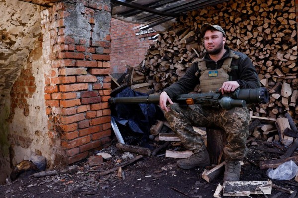 Ukraina sõjaväelane kutsungnimega "Chub", koos õhukaitse laskeseadeldisega. Ukraina, 23. märts, 2023. REUTERS/Violeta Santos Moura - pics/2023/03/60098_001_t.jpg