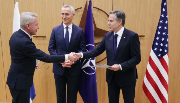 Soome välisminister Pekka Haavisto (vasakul) surub ühinemistseremoonia ajal kätt USA välisminister Antony Blinkeniga. Keskel NATO peasekretär Jens Stoltenberg kõrval. NATO peakorteris Brüsselis 4. aprillil 2023. OLIVIER MATTHYS/POOL/AFP/GETTY - pics/2023/04/60121_001_t.jpg