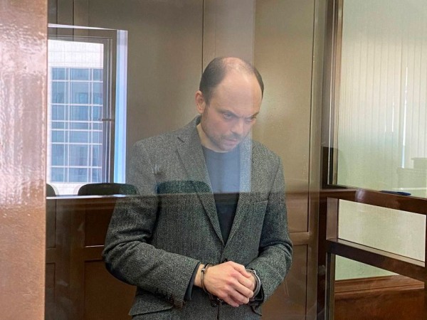 Russian opposition figure Vladimir Kara-Murza, accused of treason and of discrediting the Russian army, stands behind a glass wall of an enclosure for defendants during a court hearing in Moscow, Russia, April 17, 2023. Moscow City Court - pics/2023/04/60157_001_t.jpg