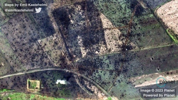 Foto, mis näitab, kuivõrd aktiivselt on Venemaa pommitanud seda teed, mis läks Hromovest põhja poole (nüüd Ukraina ei saa seda enam kasutada) - pics/2023/04/60170_002_t.jpg
