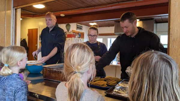 Söögi eest hoolitsesid peakokk Angie Crossman ja abilised Tarmo Remmel ja Aleks Kivi. Foto: Tauno Mölder - pics/2023/04/60172_044_t.jpg
