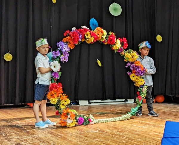 Lasteaias on traditsiooniks, et lõpetajad astuvad läbi lillerõnga. - pics/2023/05/60258_001_t.jpg