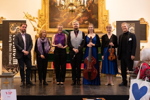 Tšellist Johanna Randvere sai Soome ansambli Æstus kooseisus Rootsi vanamuusikakonkursil esimese koha. Foto: Kuvatõmmis NORDEM EAR kodulehelt. - pics/2023/06/60285_001_t.jpg